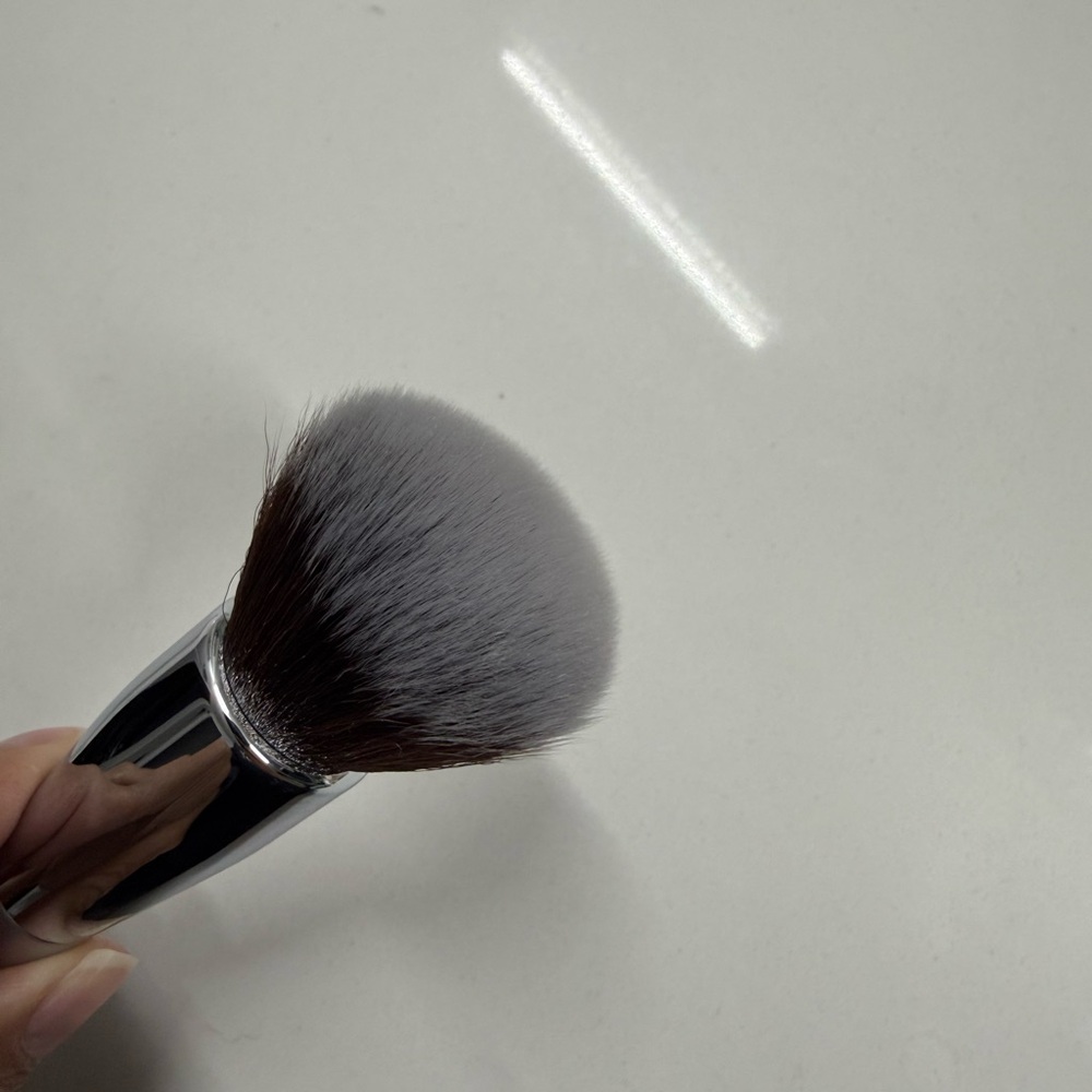 IT Cosmetics Airbrush Blurring Foundation Brush #101 - Picture 4 of 5